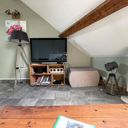 Les Combles De L Aure Grand Studio Cosy Confortable Classe 3 Etoiles Centre Bayeux 2 Mn A Pied Cathedrale Proche Plages Du Debarquement Luaran gambar