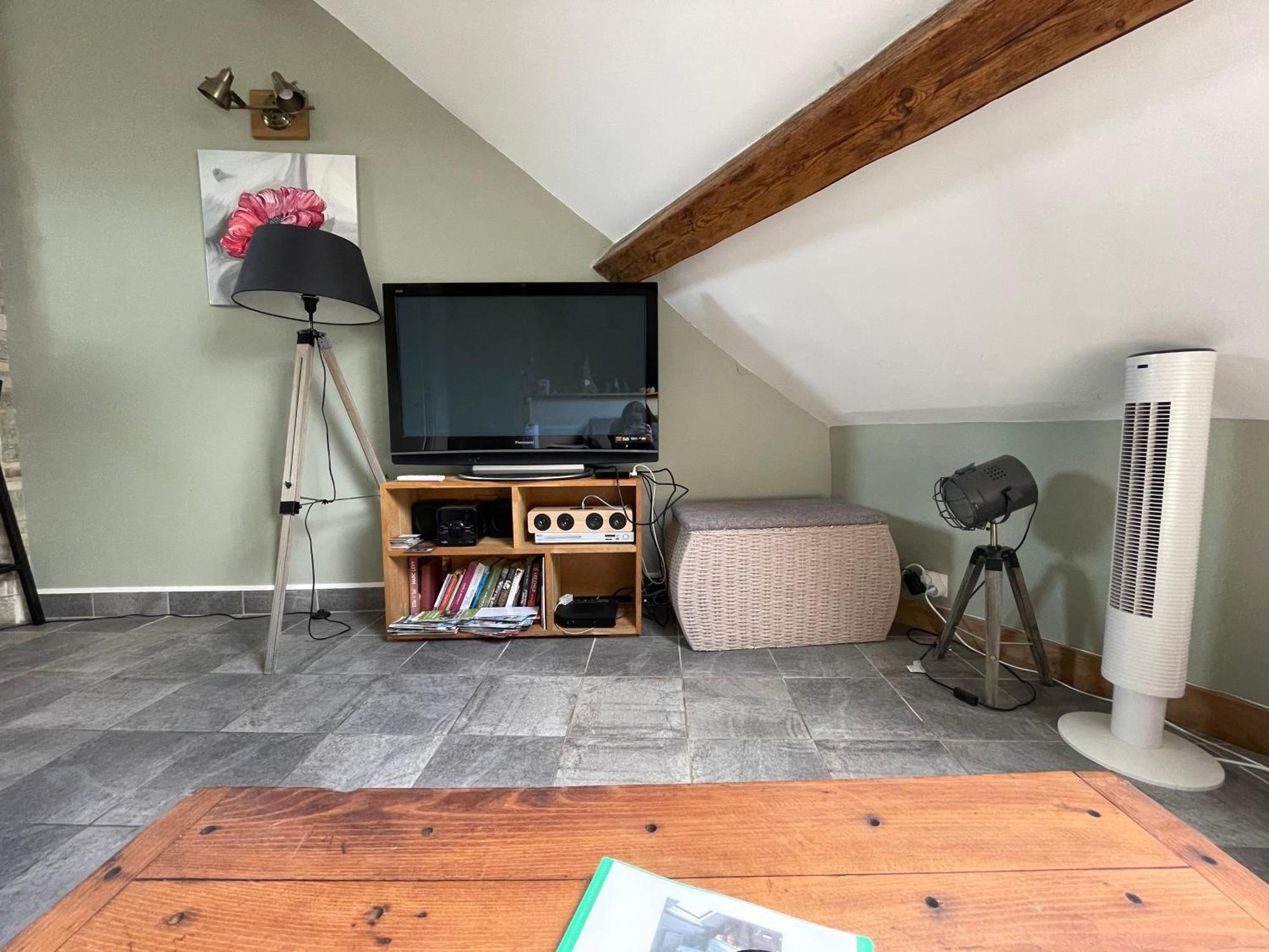 Les Combles De L Aure Grand Studio Cosy Confortable Classe 3 Etoiles Centre Bayeux 2 Mn A Pied Cathedrale Proche Plages Du Debarquement Luaran gambar