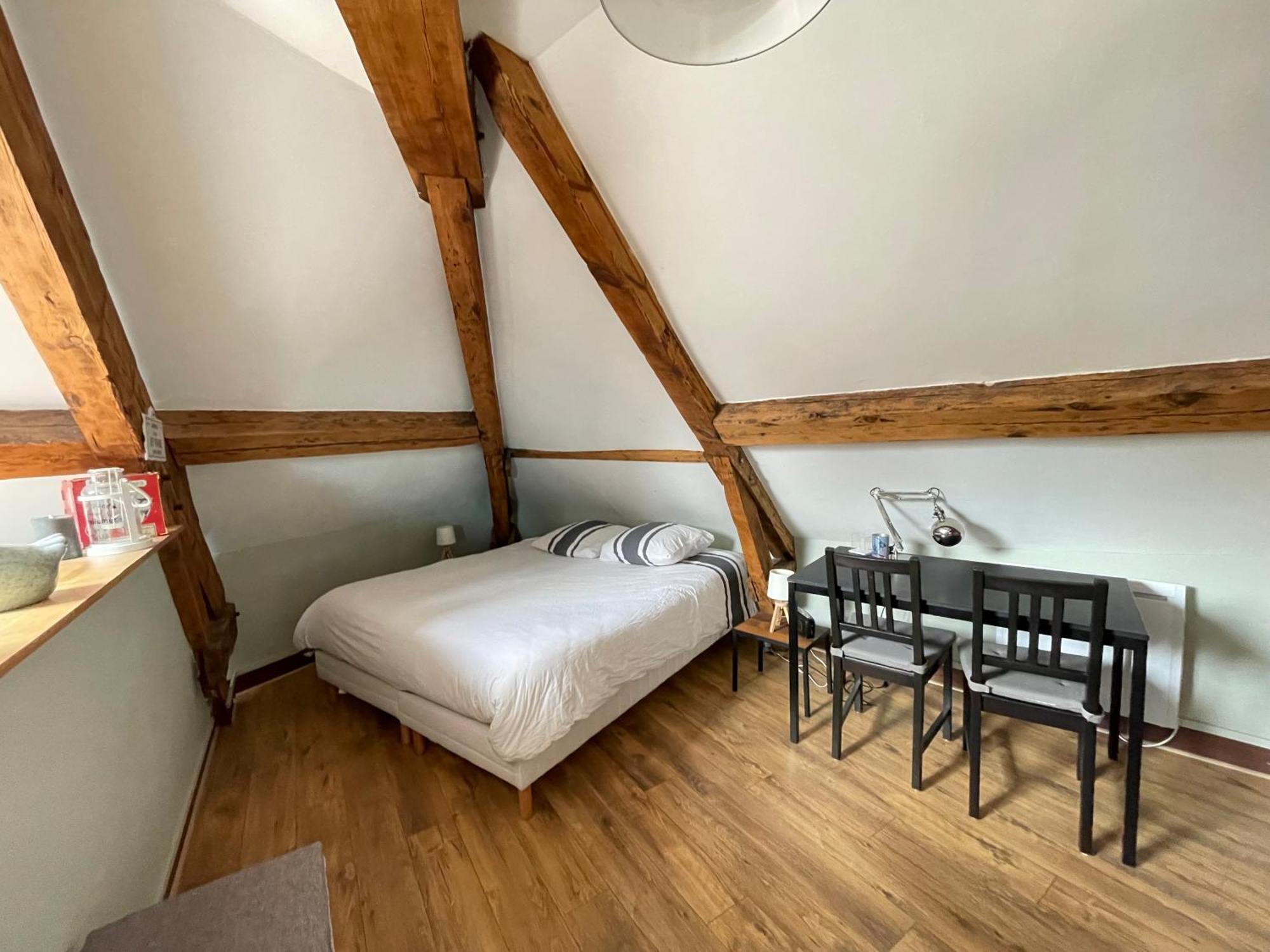 Les Combles De L Aure Grand Studio Cosy Confortable Classe 3 Etoiles Centre Bayeux 2 Mn A Pied Cathedrale Proche Plages Du Debarquement Luaran gambar