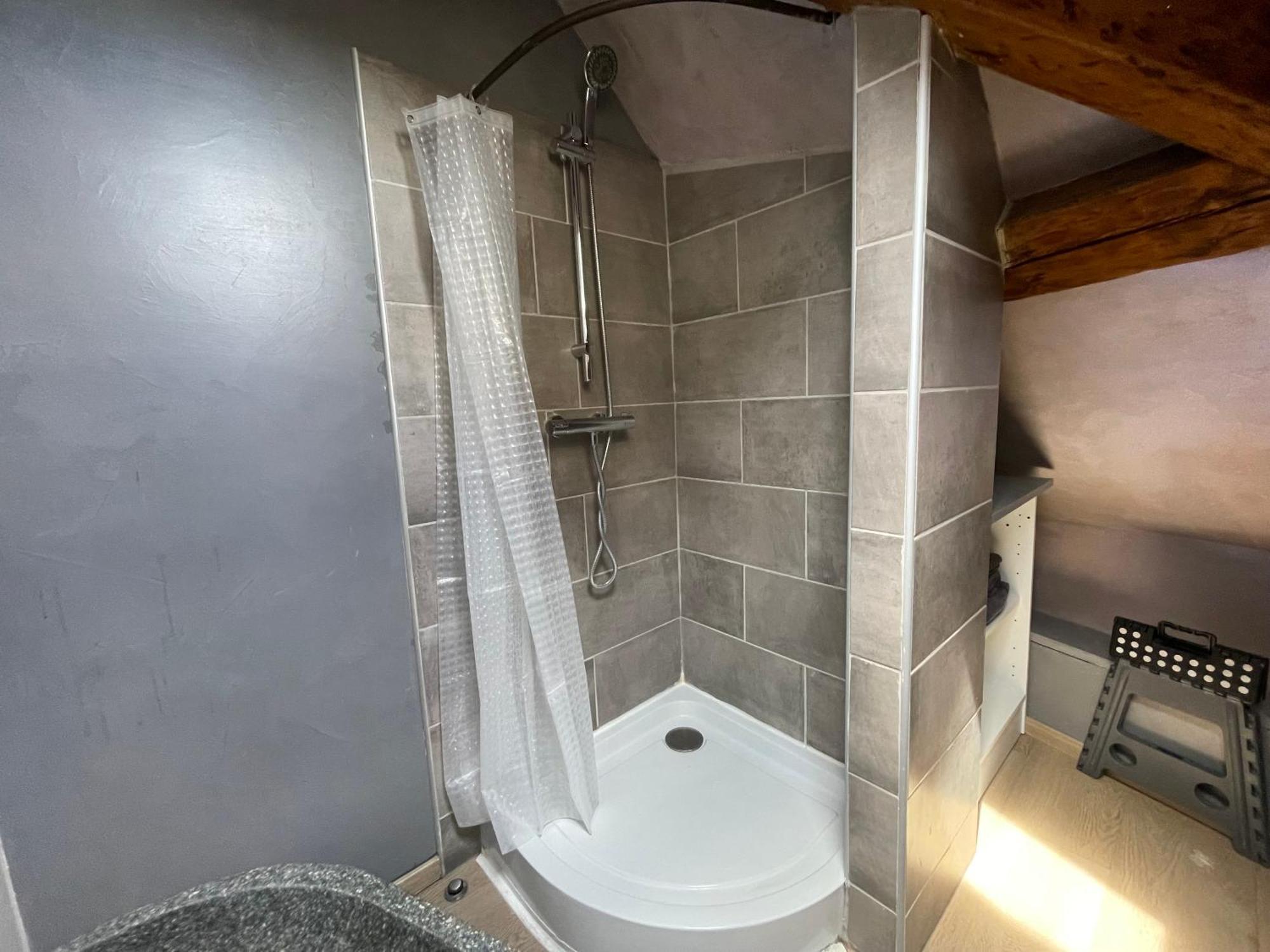 Les Combles De L Aure Grand Studio Cosy Confortable Classe 3 Etoiles Centre Bayeux 2 Mn A Pied Cathedrale Proche Plages Du Debarquement Luaran gambar
