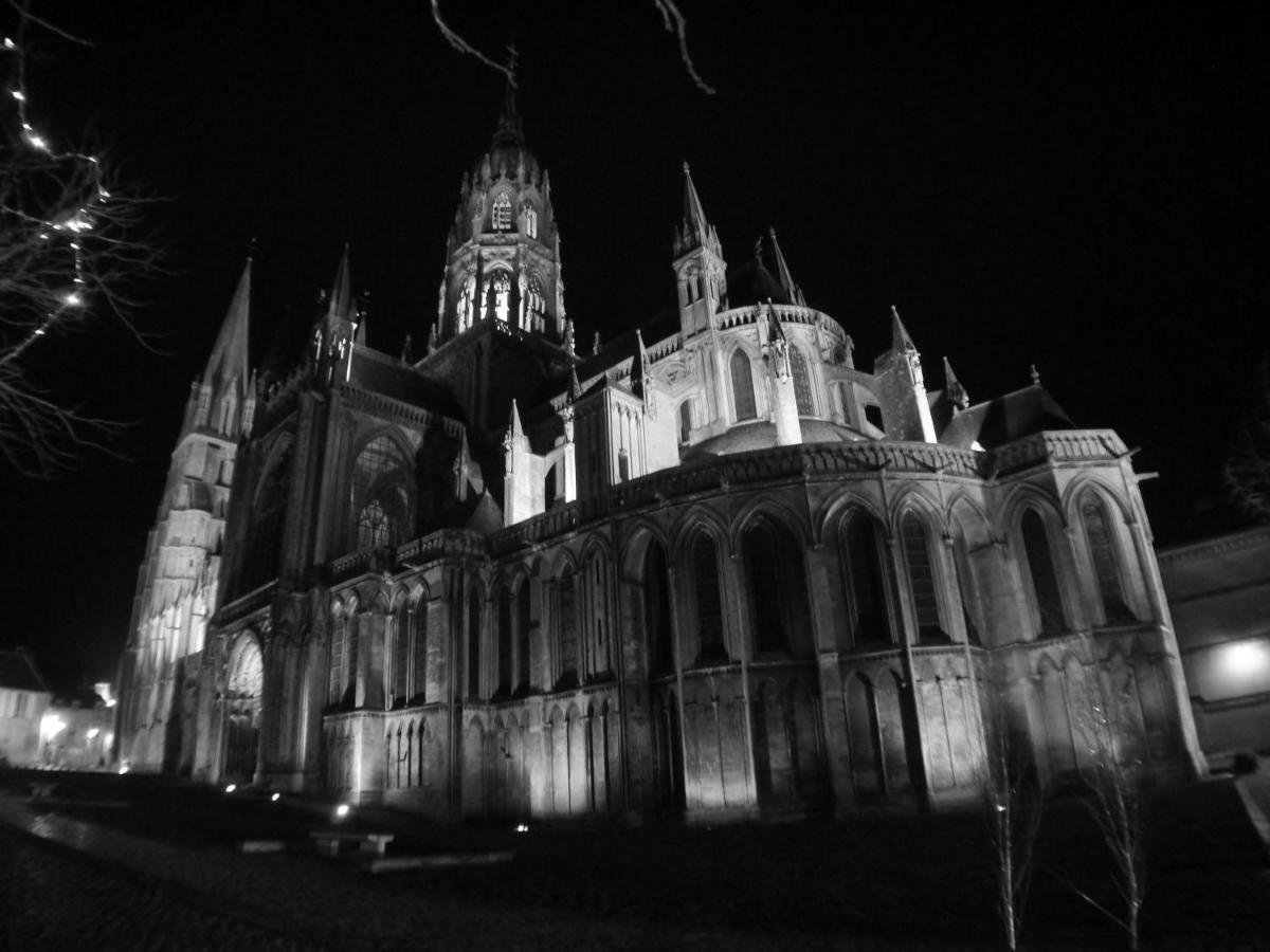 Les Combles De L Aure Grand Studio Cosy Confortable Classe 3 Etoiles Centre Bayeux 2 Mn A Pied Cathedrale Proche Plages Du Debarquement Luaran gambar